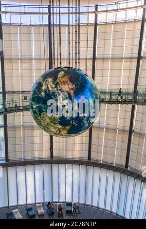 tokyo, japon - mars 01 2020: Vue en grand angle de l'atrium du musée Mirakan à Odaiba où les visiteurs prennent une pause sur des fauteuils sous la terre Banque D'Images