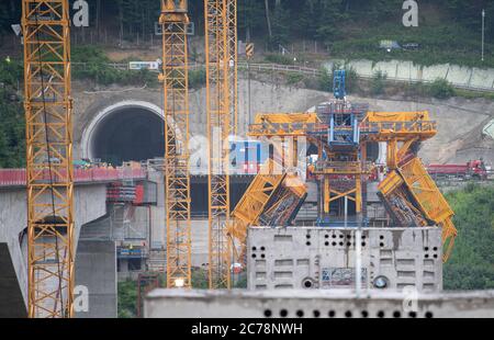 15 juillet 2020, Bade-Wurtemberg, Mühlhausen im Täle: Échafaudage pour concrétiser la deuxième route se tient sur le pont de Filstal lors d'un événement de presse. Cette ligne fait partie de la nouvelle ligne Wendlingen-Ulm du projet ferroviaire Stuttgart 21. Photo: Sebastian Gollnow/dpa Banque D'Images