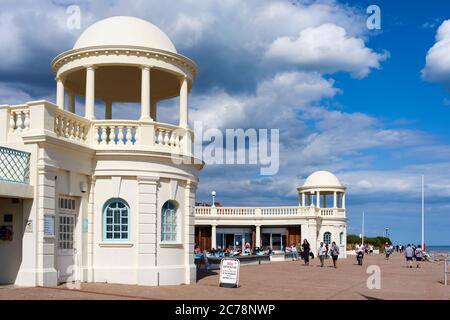 Le front de mer à Bexhill-on-Sea, East Sussex, Royaume-Uni, avec coupoles et piétons sur la promenade Banque D'Images