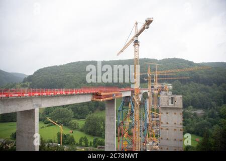 15 juillet 2020, Bade-Wurtemberg, Mühlhausen im Täle : le pont Filstal partiellement achevé. Cette ligne fait partie de la nouvelle ligne Wendlingen-Ulm du projet ferroviaire Stuttgart 21. Photo: Sebastian Gollnow/dpa Banque D'Images