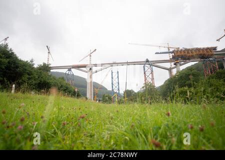 15 juillet 2020, Bade-Wurtemberg, Mühlhausen im Täle : le pont Filstal. Cette ligne fait partie de la nouvelle ligne Wendlingen-Ulm du projet ferroviaire Stuttgart 21. Photo: Sebastian Gollnow/dpa Banque D'Images