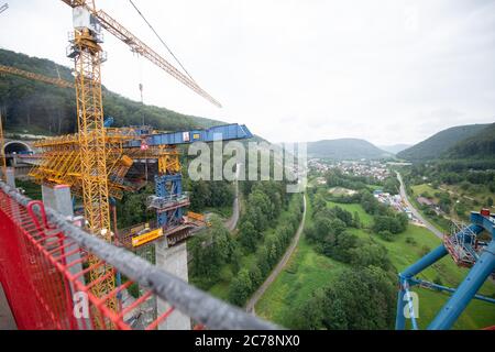 15 juillet 2020, Bade-Wurtemberg, Mühlhausen im Täle: Échafaudage pour concrétiser la deuxième route se tient sur le pont de Filstal lors d'un événement de presse. Cette ligne fait partie de la nouvelle ligne Wendlingen-Ulm du projet ferroviaire Stuttgart 21. Photo: Sebastian Gollnow/dpa Banque D'Images