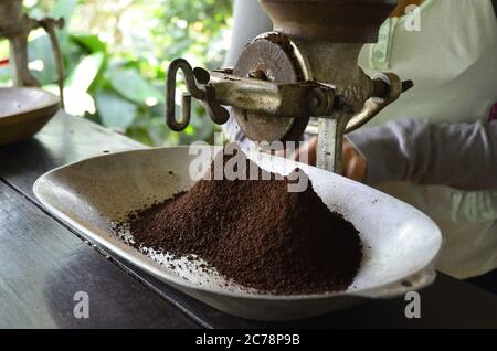 Café fraîchement torréfié étant la masse - Salento, Colombie Banque D'Images