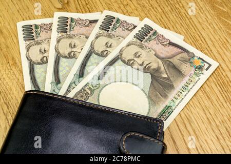 Portefeuille en cuir avec billets en yen japonais Banque D'Images