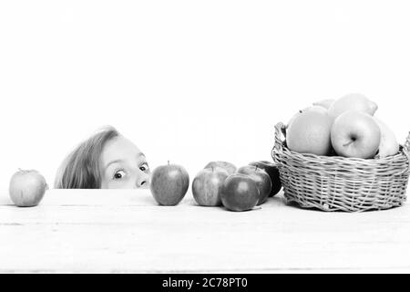 enfant ou fille de bébé mignon avec le visage surpris près des fruits colorés dans le panier isolé sur fond blanc, espace de copie Banque D'Images