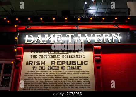 Dublin, Irlande - 30 décembre 2019 : panneau et publicité du pub irlandais Dame Tavern à Dublin, Irlande Banque D'Images