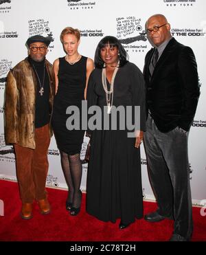 Spike Lee, Tonya Lewis Lee, Latanya Richardson Jackson et Samuel L. Jackson participent à la célébration du 20e anniversaire du Fonds de défense des enfants Banque D'Images