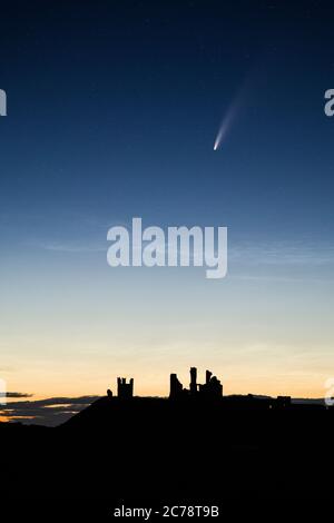 Comet Neowise sur le château de Dunstanburgh à Northumberland, Royaume-Uni Banque D'Images