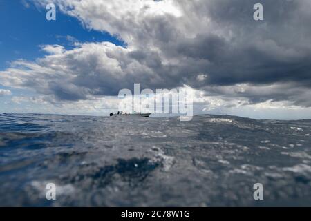 Bateau en mer sous ciel nuageux, Caye de soie, Placencia, Belize Banque D'Images