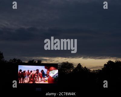 Visiteurs à la conduite de projection de Jaws au palais Alexandra dans le nord de Londres. Banque D'Images