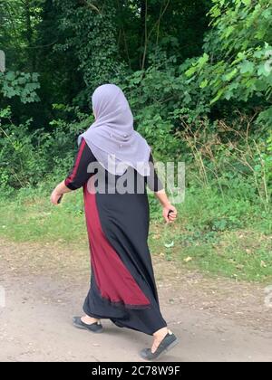 Femme musulmane marchant dans la forêt d'Epping Banque D'Images