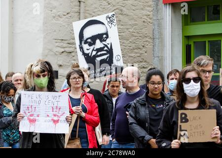 Chippenham, Wiltshire. 20-06-2020.les manifestants de BLM tiennent des pancartes lors d'un rassemblement de protestation de Black Lives Matter dans la place du marché de la ville. Banque D'Images