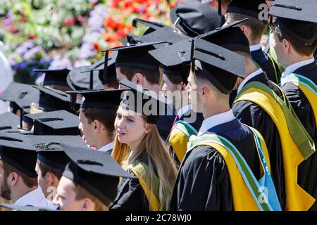 Les étudiants de l'Université de Bath à leur cérémonie de remise des diplômes sont photographiés alors qu'ils attendent de voir leur photographie de remise des diplômes prise. 5 juillet 2017. Banque D'Images