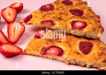 Gâteau sucré à la farine de riz avec fraises. Cuisson maison. Banque D'Images