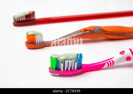 Trois brosses à dents pour toute la famille. Prenez soin de la bouche, en vous brossant les dents. Dentifrice et brosse à dents. Banque D'Images