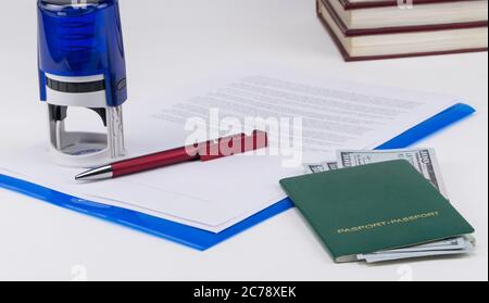 Passeport vert avec dollars américains sur le fond des documents et du contrat. Concept - corruption et briber Banque D'Images