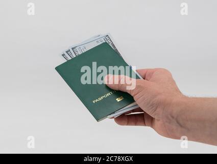 Main tient le passeport vert avec dollars américains. Concept - corruption et briber Banque D'Images