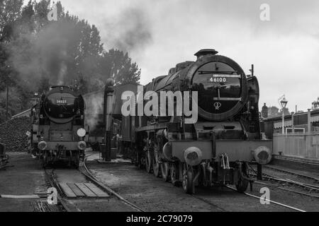 34027 'Taw Valley' prend l'eau et le charbon à Bridgnorth tandis que 46100 'Royal Scot' se trouve tranquillement. Banque D'Images