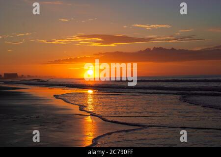 Lever du soleil sur la plage en Caroline du Sud, en Caroline du Nord, soleil sur l'océan Banque D'Images