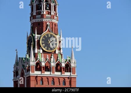 Carillons de la tour Spasskaya, symbole de la Russie sur la place Rouge. Moscou Tour du Kremlin isolée sur fond bleu ciel Banque D'Images