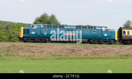 55019 en charge vers le nord vers Bewdley. Banque D'Images