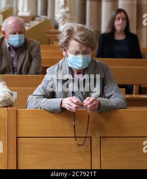 Les membres de la congrégation pendant la première messe à la cathédrale St Andrew à Glasgow depuis le 19 mars se sont tenus alors que l'Écosse se prépare à lever d'autres restrictions de confinement du coronavirus. Banque D'Images