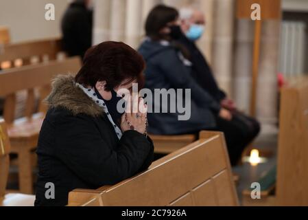 Les membres de la congrégation pendant la première messe à la cathédrale St Andrew à Glasgow depuis le 19 mars se sont tenus alors que l'Écosse se prépare à lever d'autres restrictions de confinement du coronavirus. Banque D'Images