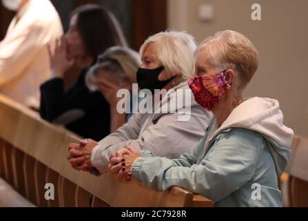 Les membres de la congrégation pendant la première messe à la cathédrale St Andrew à Glasgow depuis le 19 mars se sont tenus alors que l'Écosse se prépare à lever d'autres restrictions de confinement du coronavirus. Banque D'Images