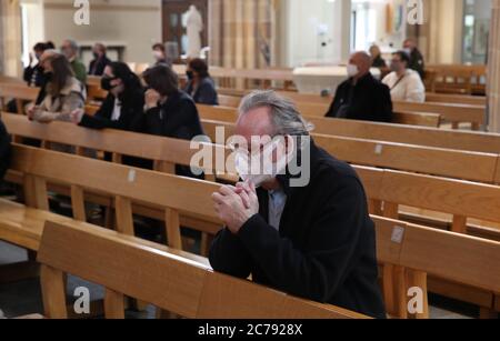 Les membres de la congrégation pendant la première messe à la cathédrale St Andrew à Glasgow depuis le 19 mars se sont tenus alors que l'Écosse se prépare à lever d'autres restrictions de confinement du coronavirus. Banque D'Images