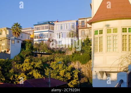 Paysage urbain de maisons traditionnelles à Cerro Alegre à Valparaiso, région de Valparaiso, Chili, Amérique du Sud. Banque D'Images