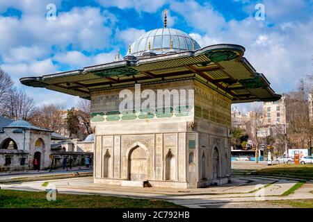 Fontaine de Tophane, un 18e siècle de l'eau public fontaine construite par le sultan ottoman Mahmud Mosquée Nusretiye J et L, Istanbul, Turquie Banque D'Images