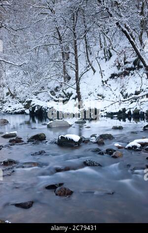 Neddfechan river sur une froide journée d'hiver Parc national de Brecon Beacons Powys Pays de Galles Banque D'Images