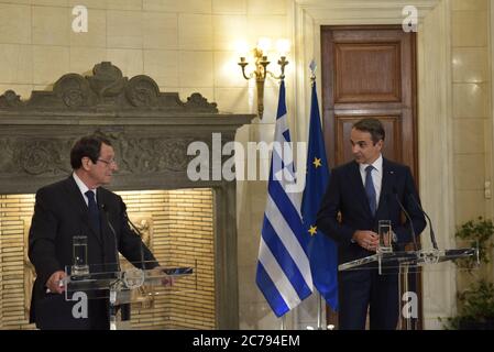 Athènes, Grèce. 14 juillet 2020. Nicos Anastasiades Président de la République de Chypre (à gauche) et Premier ministre grec Kyriakos Mitsotakis (à droite), lors des déclarations faites à Athènes (Grèce) le 14 juillet 2020. (Photo par Dimitrios Karvountzis/Pacific Press/Sipa USA) crédit: SIPA USA/Alay Live News Banque D'Images