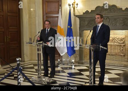 Athènes, Grèce. 14 juillet 2020. Nicos Anastasiades Président de la République de Chypre (à gauche) et Premier ministre grec Kyriakos Mitsotakis (à droite), lors des déclarations faites à Athènes (Grèce) le 14 juillet 2020. (Photo par Dimitrios Karvountzis/Pacific Press/Sipa USA) crédit: SIPA USA/Alay Live News Banque D'Images