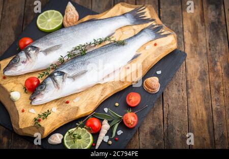 Poisson frais de mer cru sur la table en bois Banque D'Images