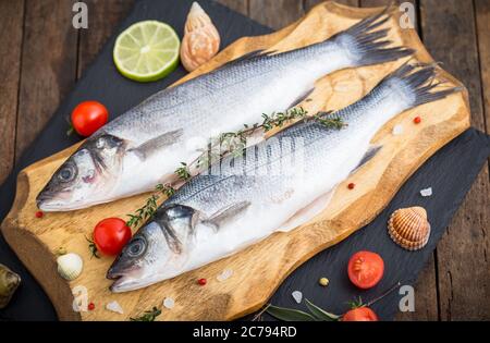 Poisson frais de mer cru sur la table en bois Banque D'Images