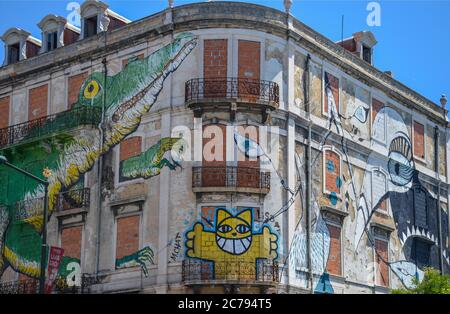 Lisbonne, Portugal-22 août 2018. Les maisons peintes abandonnées, graffiti d'art de rue (situé sur l'Avenida Fontes Pereira de Melo) Banque D'Images