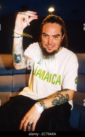 Le préhomme de Soulfly Max Cavalera (ex-Sepultura) photographié dans son bus de voyage le 2000 décembre, Nottingham, Angleterre, Royaume-Uni. Banque D'Images