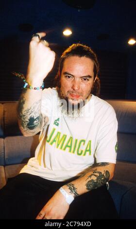 Le préhomme de Soulfly Max Cavalera (ex-Sepultura) photographié dans son bus de voyage le 2000 décembre, Nottingham, Angleterre, Royaume-Uni. Banque D'Images