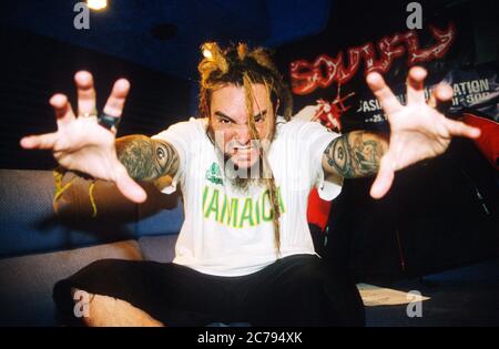 Le préhomme de Soulfly Max Cavalera (ex-Sepultura) photographié dans son bus de voyage le 2000 décembre, Nottingham, Angleterre, Royaume-Uni. Banque D'Images