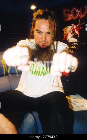 Le préhomme de Soulfly Max Cavalera (ex-Sepultura) photographié dans son bus de voyage le 2000 décembre, Nottingham, Angleterre, Royaume-Uni. Banque D'Images