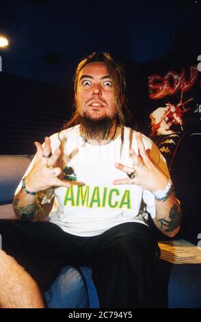 Le préhomme de Soulfly Max Cavalera (ex-Sepultura) photographié dans son bus de voyage le 2000 décembre, Nottingham, Angleterre, Royaume-Uni. Banque D'Images