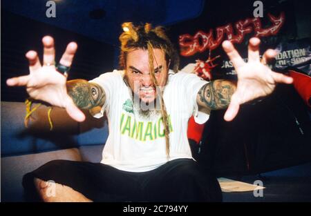 Le préhomme de Soulfly Max Cavalera (ex-Sepultura) photographié dans son bus de voyage le 2000 décembre, Nottingham, Angleterre, Royaume-Uni. Banque D'Images