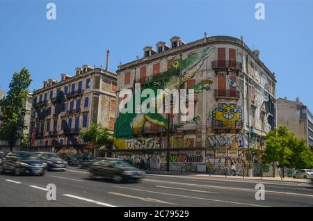 Lisbonne, Portugal- 22 août 2018. Les maisons peintes abandonnées, graffiti d'art de rue (situé sur l'Avenida Fontes Pereira de Melo) Banque D'Images