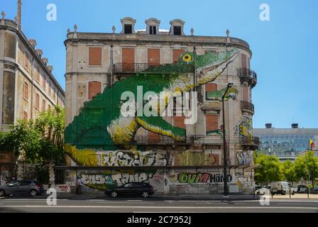 Lisbonne, Portugal-22 août 2018. Les maisons peintes abandonnées, graffiti d'art de rue (situé sur l'Avenida Fontes Pereira de Melo) Banque D'Images