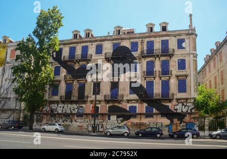 Lisbonne, Portugal-22 août 2018. Les maisons peintes abandonnées, graffiti d'art de rue (situé sur l'Avenida Fontes Pereira de Melo) Banque D'Images