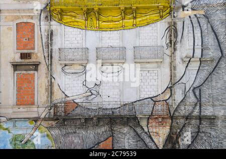 Lisbonne, Portugal-22 août 2018. Les maisons peintes abandonnées, graffiti d'art de rue (situé sur l'Avenida Fontes Pereira de Melo) Banque D'Images