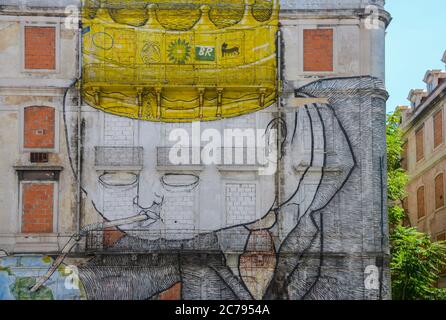 Lisbonne, Portugal-22 août 2018. Les maisons peintes abandonnées, graffiti d'art de rue (situé sur l'Avenida Fontes Pereira de Melo) Banque D'Images