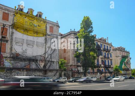 Lisbonne, Portugal-22 août 2018. Les maisons peintes abandonnées, graffiti d'art de rue (situé sur l'Avenida Fontes Pereira de Melo) Banque D'Images