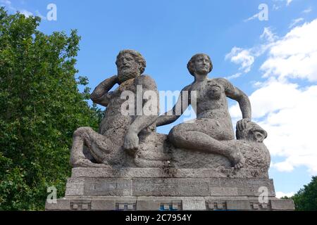 Tritone et nymph, pont Carl Zuckmayer à Berlin, Allemagne Banque D'Images